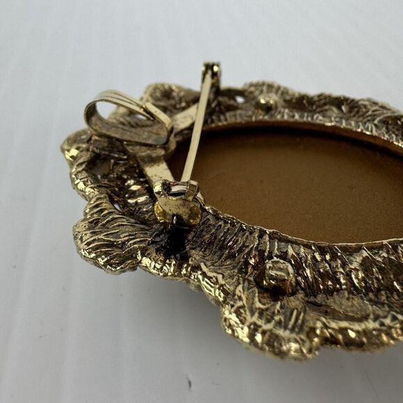 Vintage White Iridescent Pearlescent Gold Tone Oval Brooch Pin, Cameo Style - Picture 5 of 7
